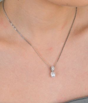 Zawieszka srebrna próba 925 perła zdobiona cyrkonią DIA-ZAW-9470-925 Delikatna i kobieca zawieszka, która łączy w sobie klasyczne piękno perły z subtelnym blaskiem cyrkonii (3).JPG