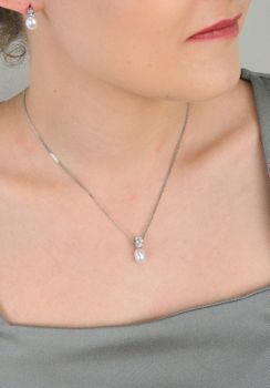 Zawieszka srebrna próba 925 perła zdobiona cyrkonią DIA-ZAW-9470-925 Delikatna i kobieca zawieszka, która łączy w sobie klasyczne piękno perły z subtelnym blaskiem cyrkonii (4).JPG