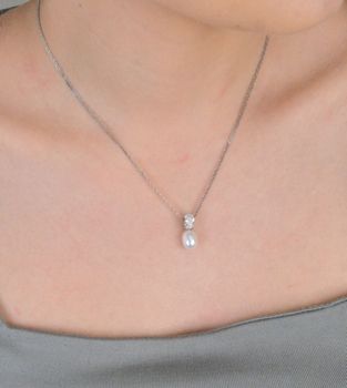 Zawieszka srebrna próba 925 perła zdobiona cyrkonią DIA-ZAW-9470-925 Delikatna i kobieca zawieszka, która łączy w sobie klasyczne piękno perły z subtelnym blaskiem cyrkonii (5).JPG