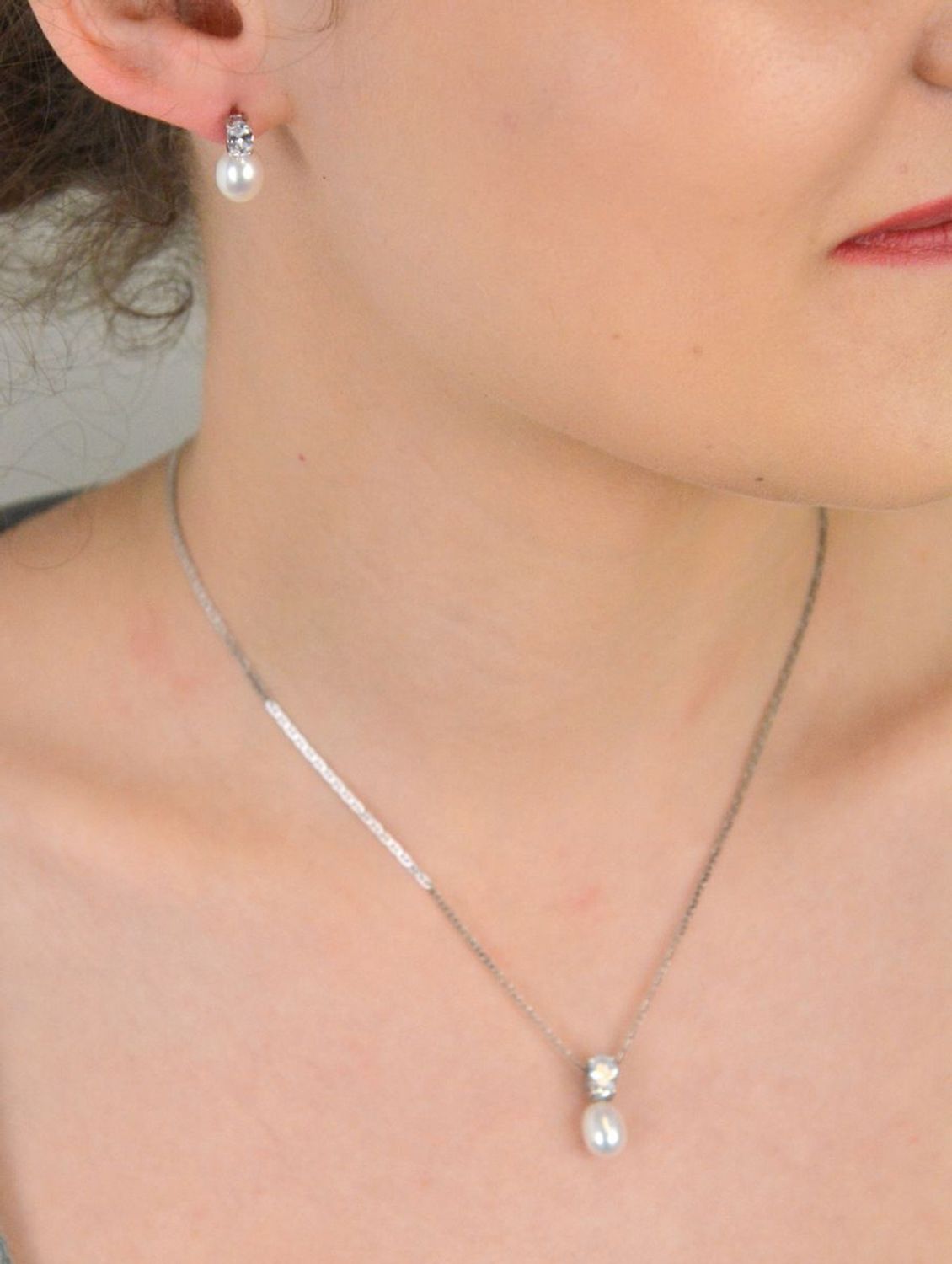 Zawieszka srebrna próba 925 perła zdobiona cyrkonią DIA-ZAW-9470-925 Delikatna i kobieca zawieszka, która łączy w sobie klasyczne piękno perły z subtelnym blaskiem cyrkonii. 1.jpg