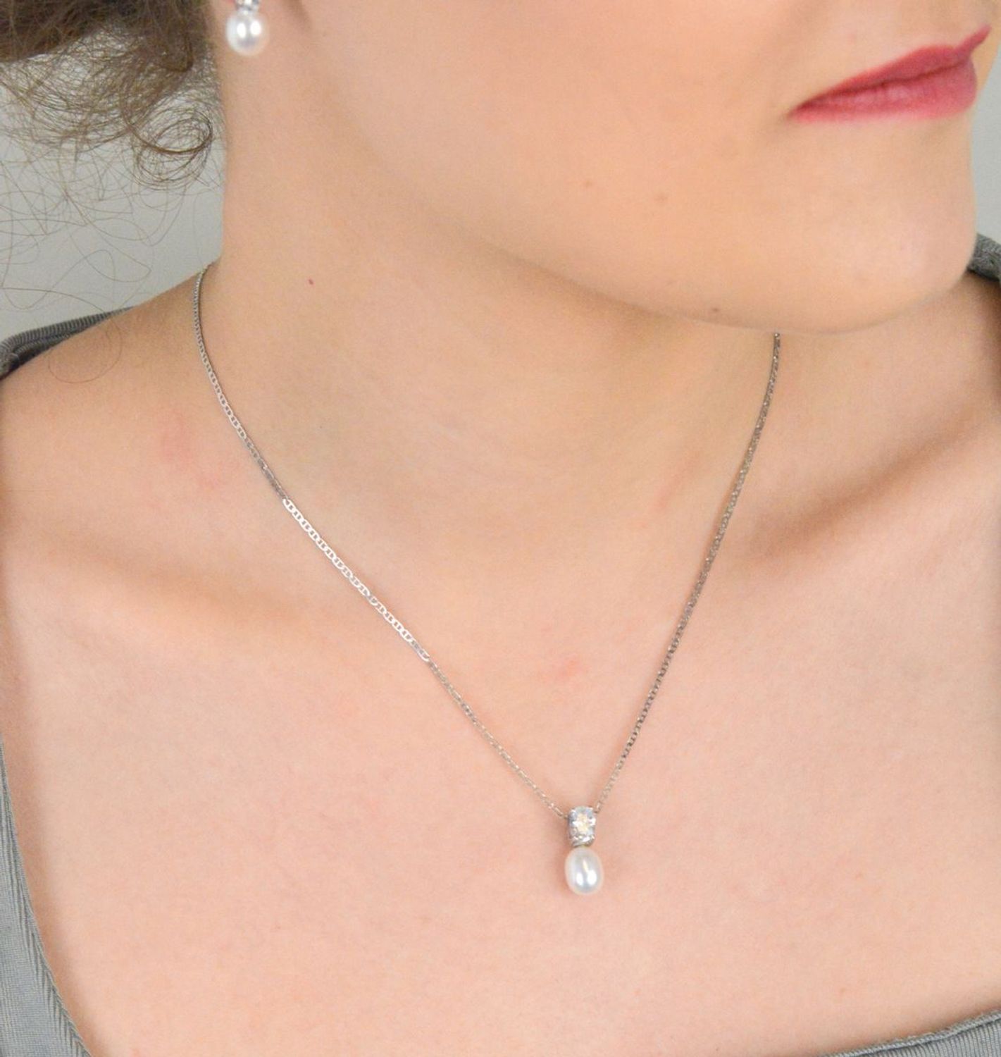 Zawieszka srebrna próba 925 perła zdobiona cyrkonią DIA-ZAW-9470-925 Delikatna i kobieca zawieszka, która łączy w sobie klasyczne piękno perły z subtelnym blaskiem cyrkonii. 1.jpg