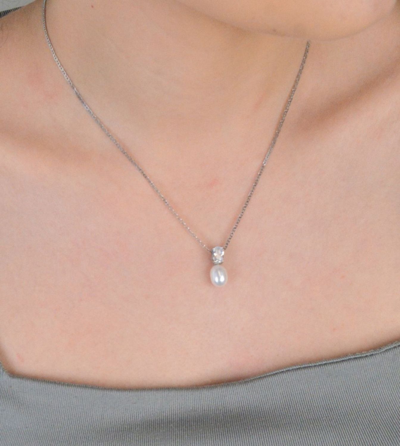 Zawieszka srebrna próba 925 perła zdobiona cyrkonią DIA-ZAW-9470-925 Delikatna i kobieca zawieszka, która łączy w sobie klasyczne piękno perły z subtelnym blaskiem cyrkonii. 1.jpg