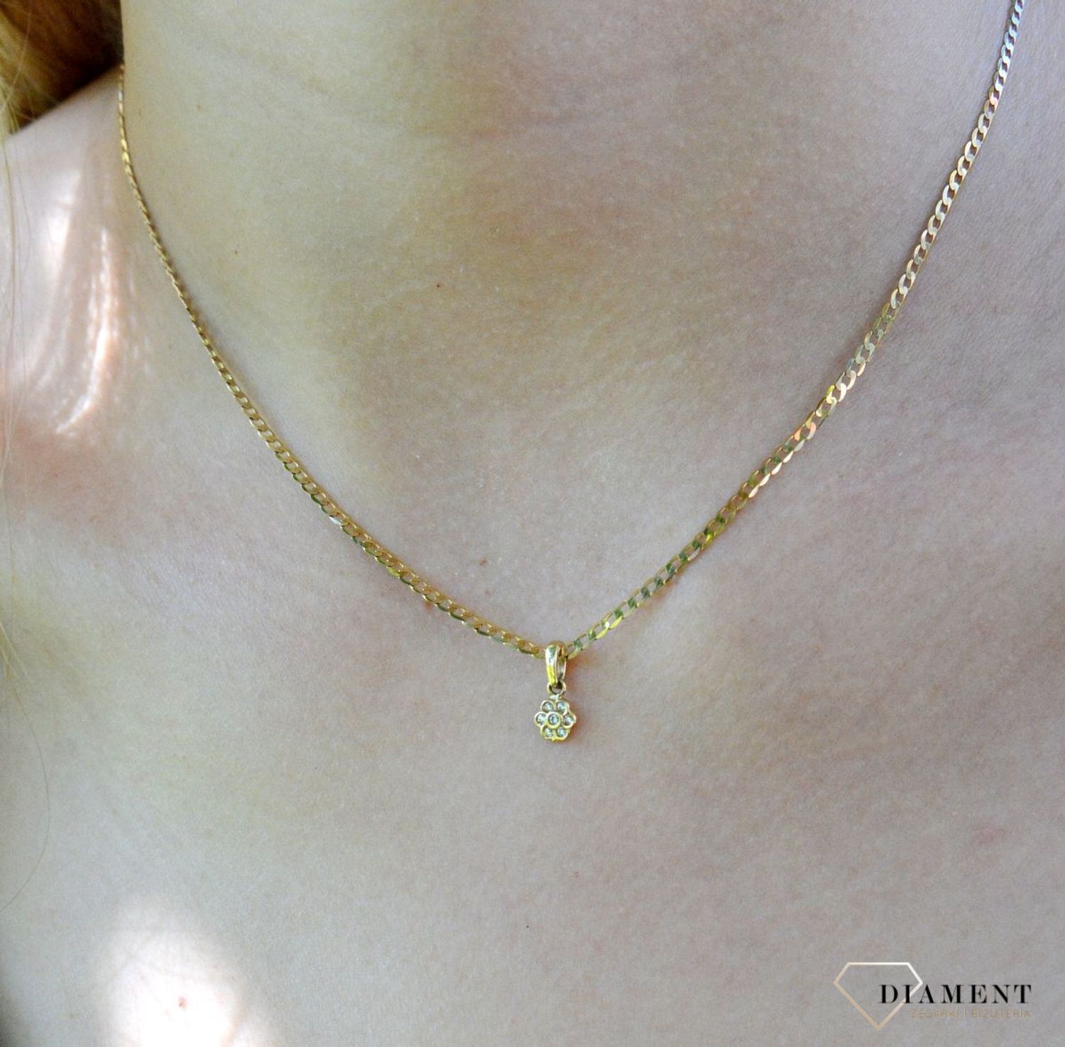 Złota zawieszka 585 delikatny kwiatek z cyrkoniami DIA-ZAW-9478-585d.jpg