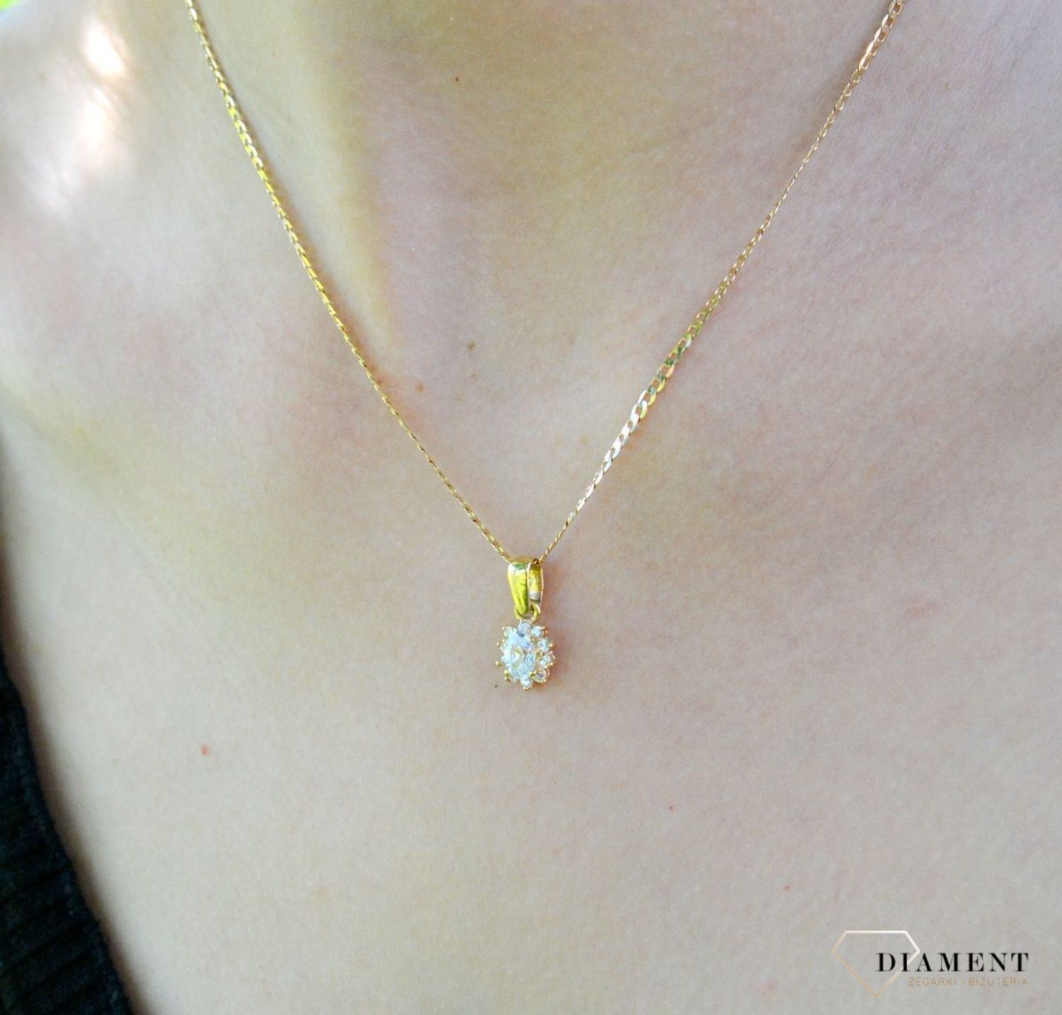 Złota zawieszka 585 owalny kwiatek z dużą cyrkonią DIA-ZAW-9479-585d.jpg