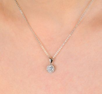Zawieszka srebrna okrągła z cyrkoniami próba 925, DIA-ZAW-9606-925 Elegancka i subtelna – zawieszka srebrna DIA-ZAW-9606-925 to idealny wybór dla kobiet, które szukają biżuterii pełnej blasku, (1).JPG