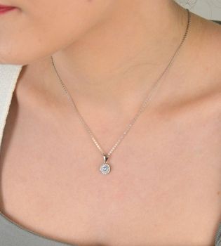 Zawieszka srebrna okrągła z cyrkoniami próba 925, DIA-ZAW-9606-925 Elegancka i subtelna – zawieszka srebrna DIA-ZAW-9606-925 to idealny wybór dla kobiet, które szukają biżuterii pełnej blasku, (2).JPG