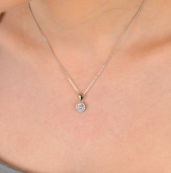 Zawieszka srebrna okrągła z cyrkoniami próba 925, DIA-ZAW-9606-925 Elegancka i subtelna – zawieszka srebrna DIA-ZAW-9606-925 to idealny wybór dla kobiet, które szukają biżuterii pełnej blasku, (3).JPG