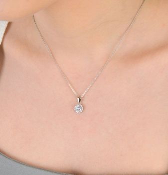 Zawieszka srebrna okrągła z cyrkoniami próba 925, DIA-ZAW-9606-925 Elegancka i subtelna – zawieszka srebrna DIA-ZAW-9606-925 to idealny wybór dla kobiet, które szukają biżuterii pełnej blasku, (4).JPG