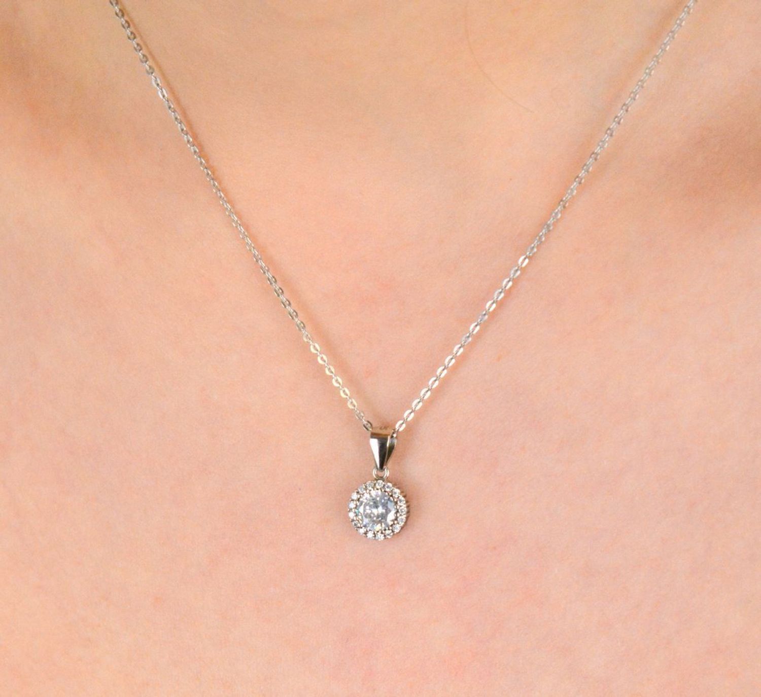 Zawieszka srebrna okrągła z cyrkoniami próba 925, DIA-ZAW-9606-925 Elegancka i subtelna – zawieszka srebrna DIA-ZAW-9606-925 to idealny wybór dla kobiet, które szukają biżuterii 1.jpg