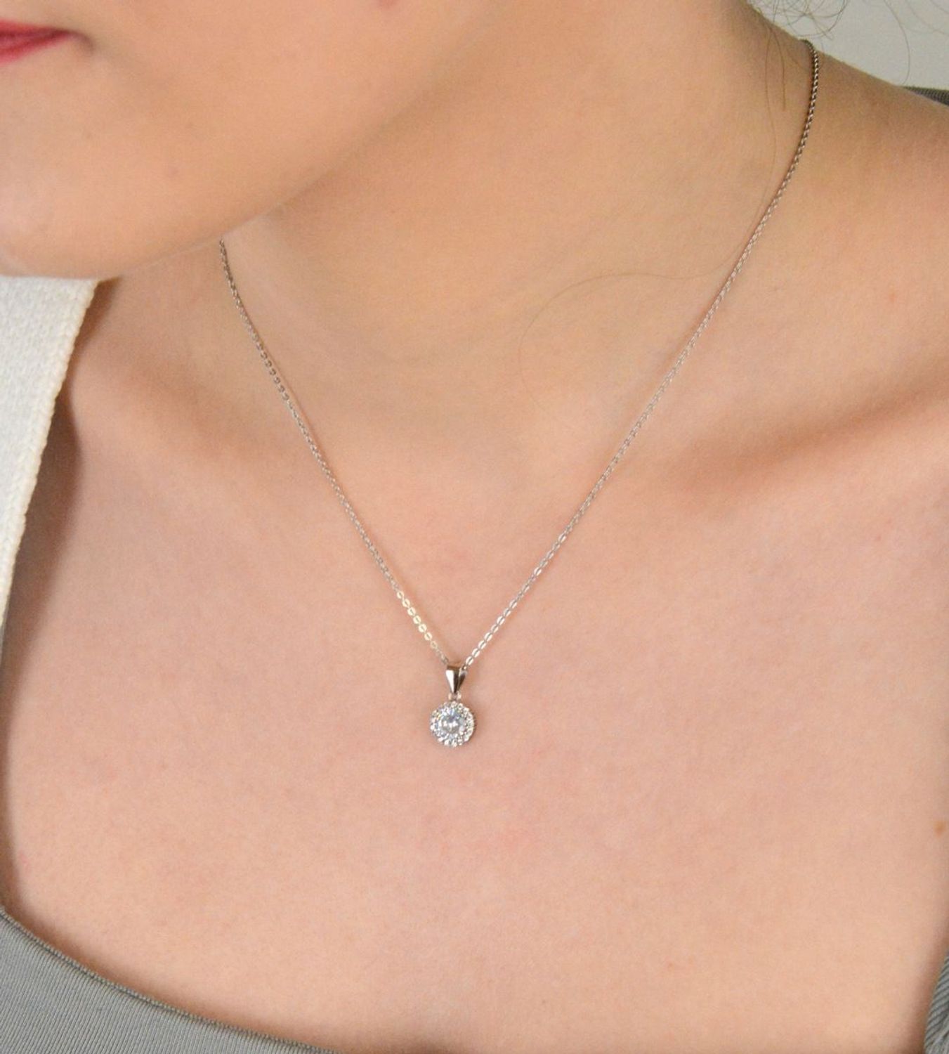 Zawieszka srebrna okrągła z cyrkoniami próba 925, DIA-ZAW-9606-925 Elegancka i subtelna – zawieszka srebrna DIA-ZAW-9606-925 to idealny wybór dla kobiet, które szukają biżuterii 1.jpg