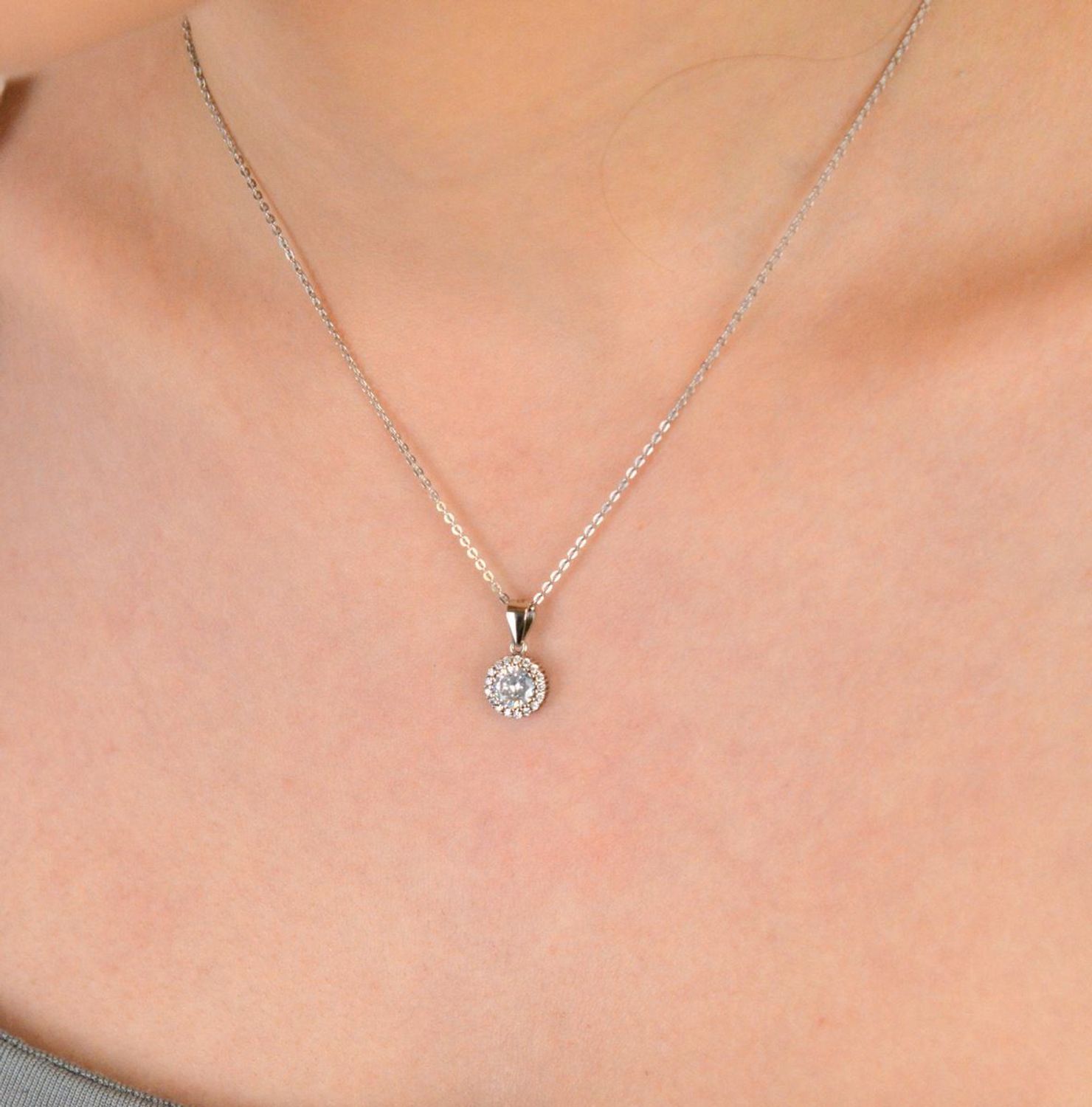 Zawieszka srebrna okrągła z cyrkoniami próba 925, DIA-ZAW-9606-925 Elegancka i subtelna – zawieszka srebrna DIA-ZAW-9606-925 to idealny wybór dla kobiet, które szukają biżuterii 1.jpg