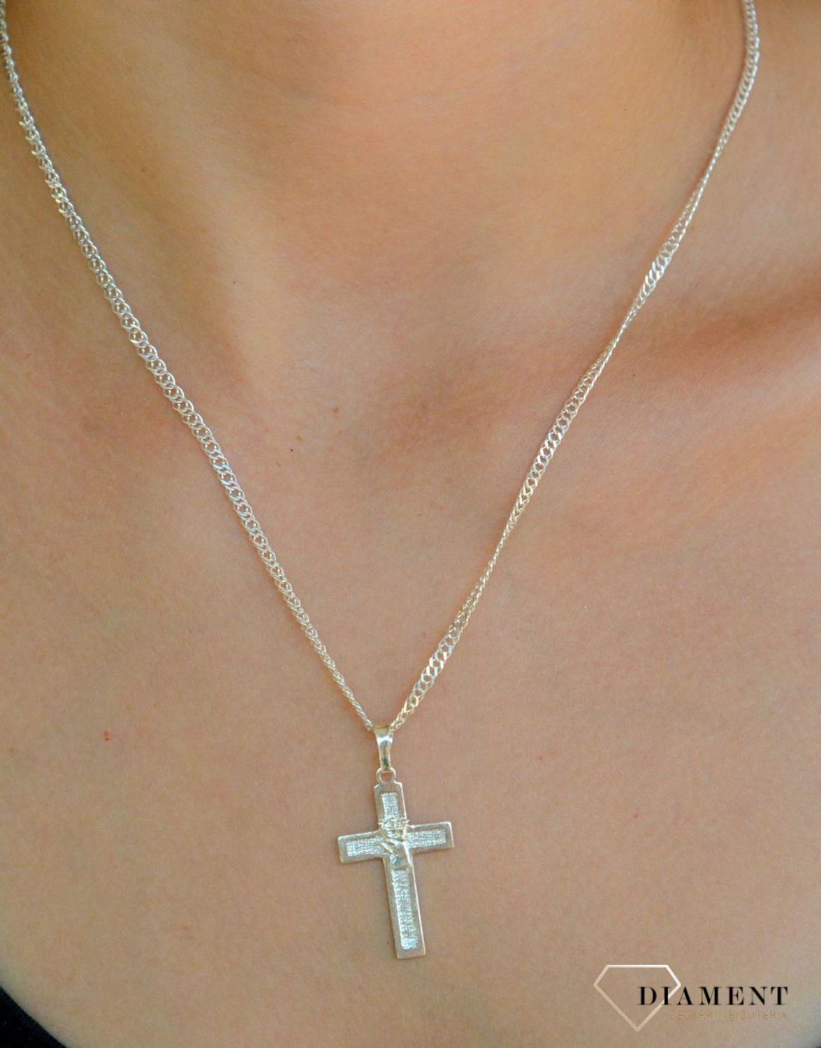 Srebrna zawieszka grawerowany krzyżyk z Orłem w koronie DIA-ZAW-9632-925. Srebrna zawieszka. Srebrna zawieszka krzyżyk. Srebrny krzyż z orłem w koronie. Krzyżyk srebrny idealny na prezent..jpg