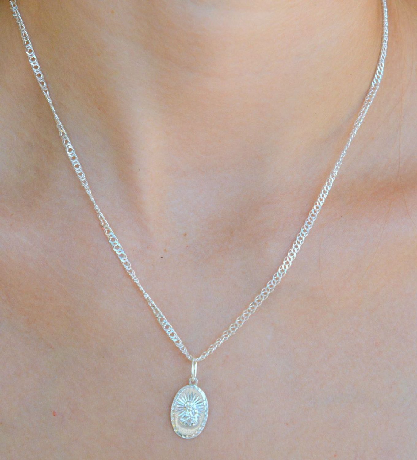 Srebrna zawieszka owalny medalik Matka Boska z dzieciątkiem DIA-ZAW-9633-925. Srebrny medalik. Medalik owalny z Matką Boską. Srebrny medalik damski, męski. Medalik idealny pomysł na prezent..jpg