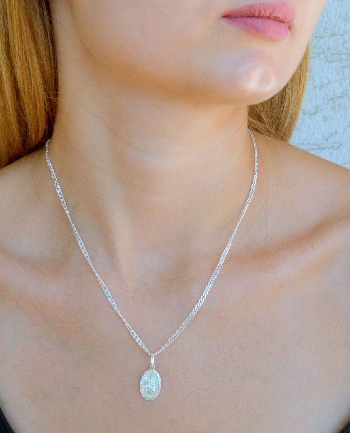 Srebrna zawieszka owalny medalik Matka Boska z dzieciątkiem DIA-ZAW-9633-925. Srebrny medalik. Medalik owalny z Matką Boską. Srebrny medalik damski, męski. Medalik idealny pomysł na prezent..jpg