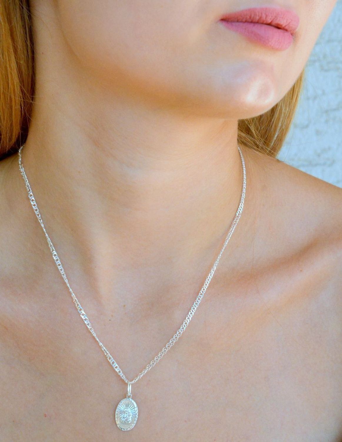 Srebrna zawieszka owalny medalik Matka Boska z dzieciątkiem DIA-ZAW-9633-925. Srebrny medalik. Medalik owalny z Matką Boską. Srebrny medalik damski, męski. Medalik idealny pomysł na prezent..jpg