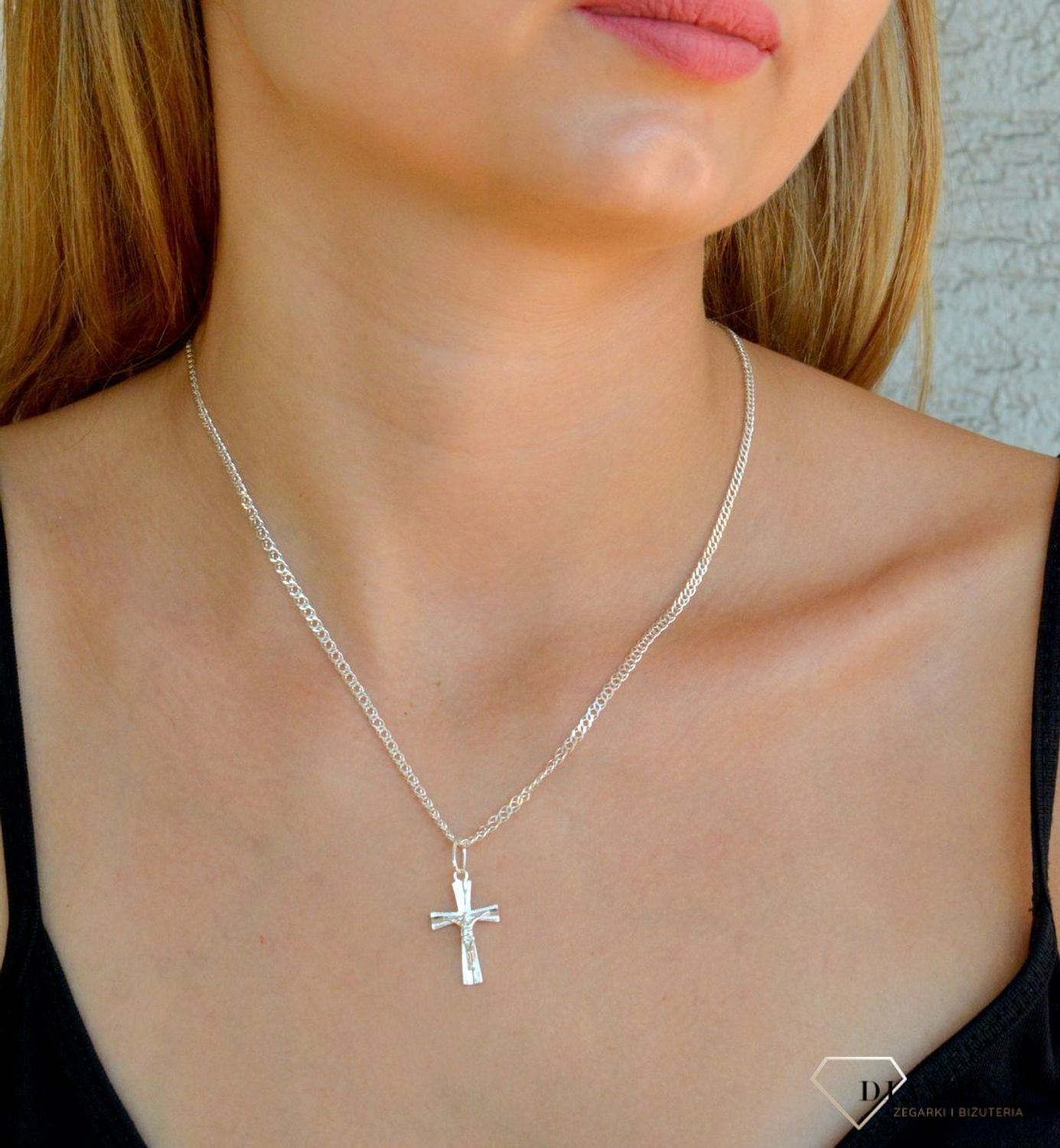 Srebrna zawieszka krzyżyk z wizerunkiem Jezusa DIA-ZAW-9634-925. Srebrna zawieszka. Srebrna zawieszka krzyżyk. Srebrny krzyż z Jezusem. Krzyżyk srebrny idealny na prezent..jpg