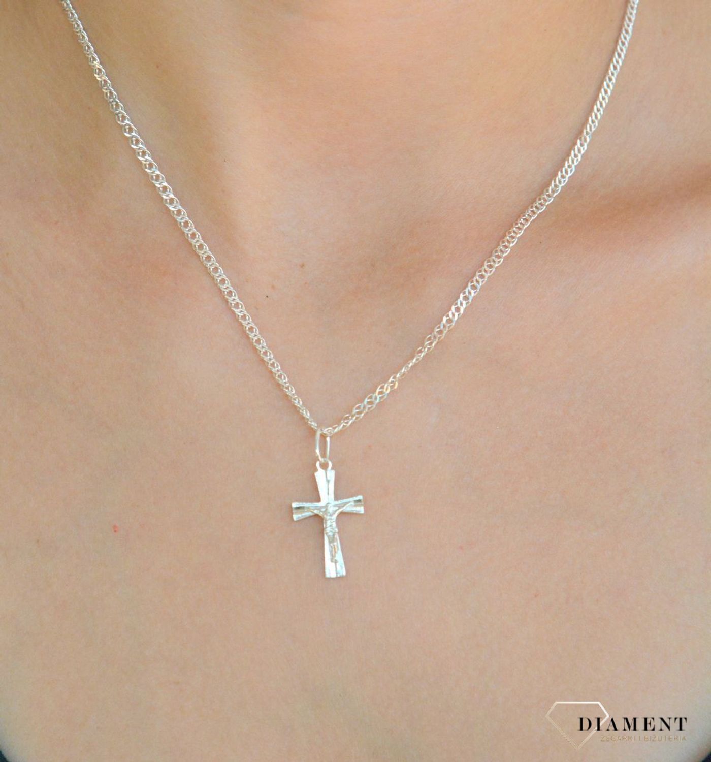 Srebrna zawieszka krzyżyk z wizerunkiem Jezusa DIA-ZAW-9634-925. Srebrna zawieszka. Srebrna zawieszka krzyżyk. Srebrny krzyż z Jezusem. Krzyżyk srebrny idealny na prezent..jpg