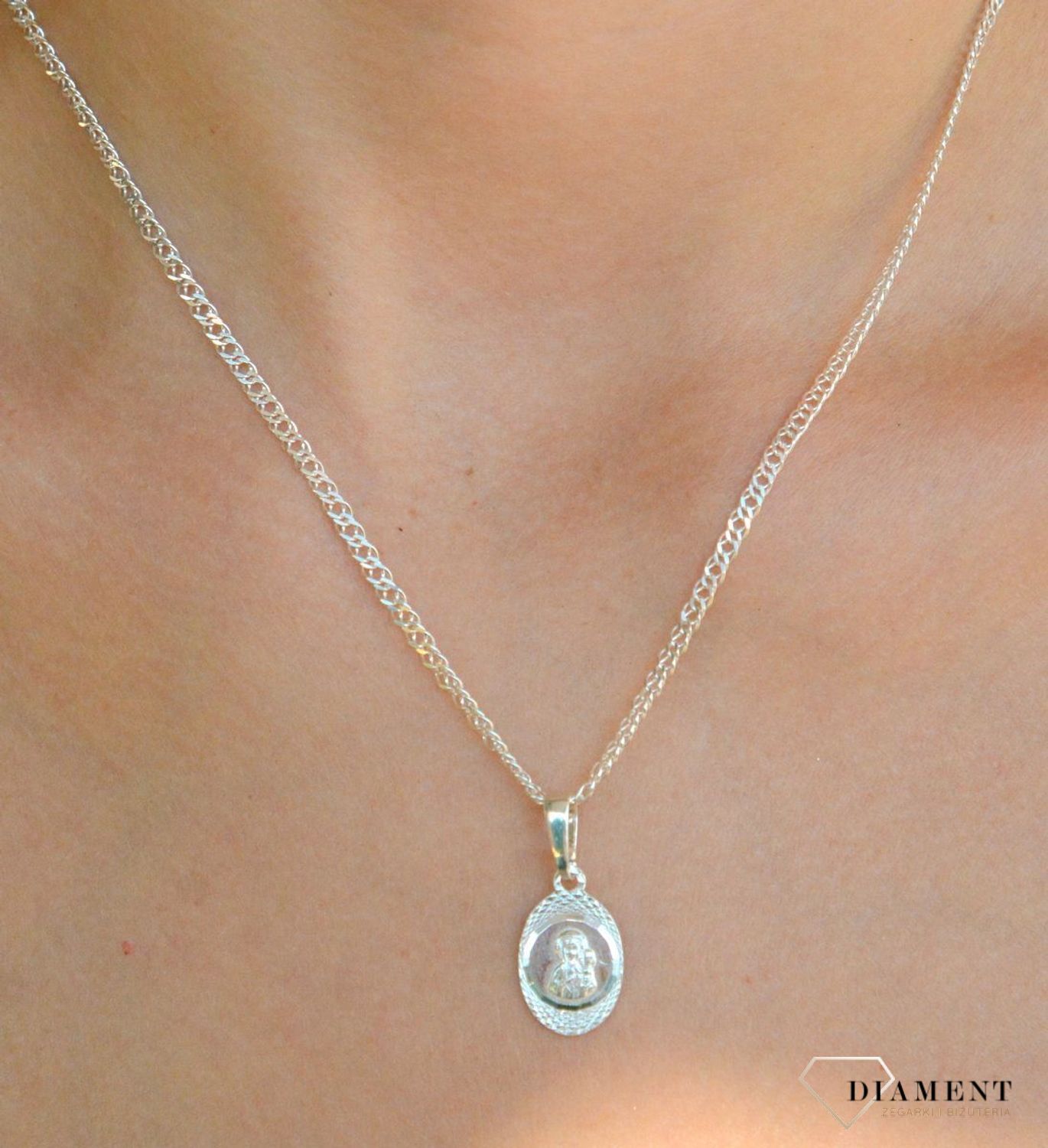 Srebrna zawieszka owalny medalik Matka Boska z dzieciątkiem DIA-ZAW-9638-925. Srebrny medalik. Medalik owalny z Matką Boską. Srebrny medalik damski, męski. Medalik idealny pomysł na prezent..jpg