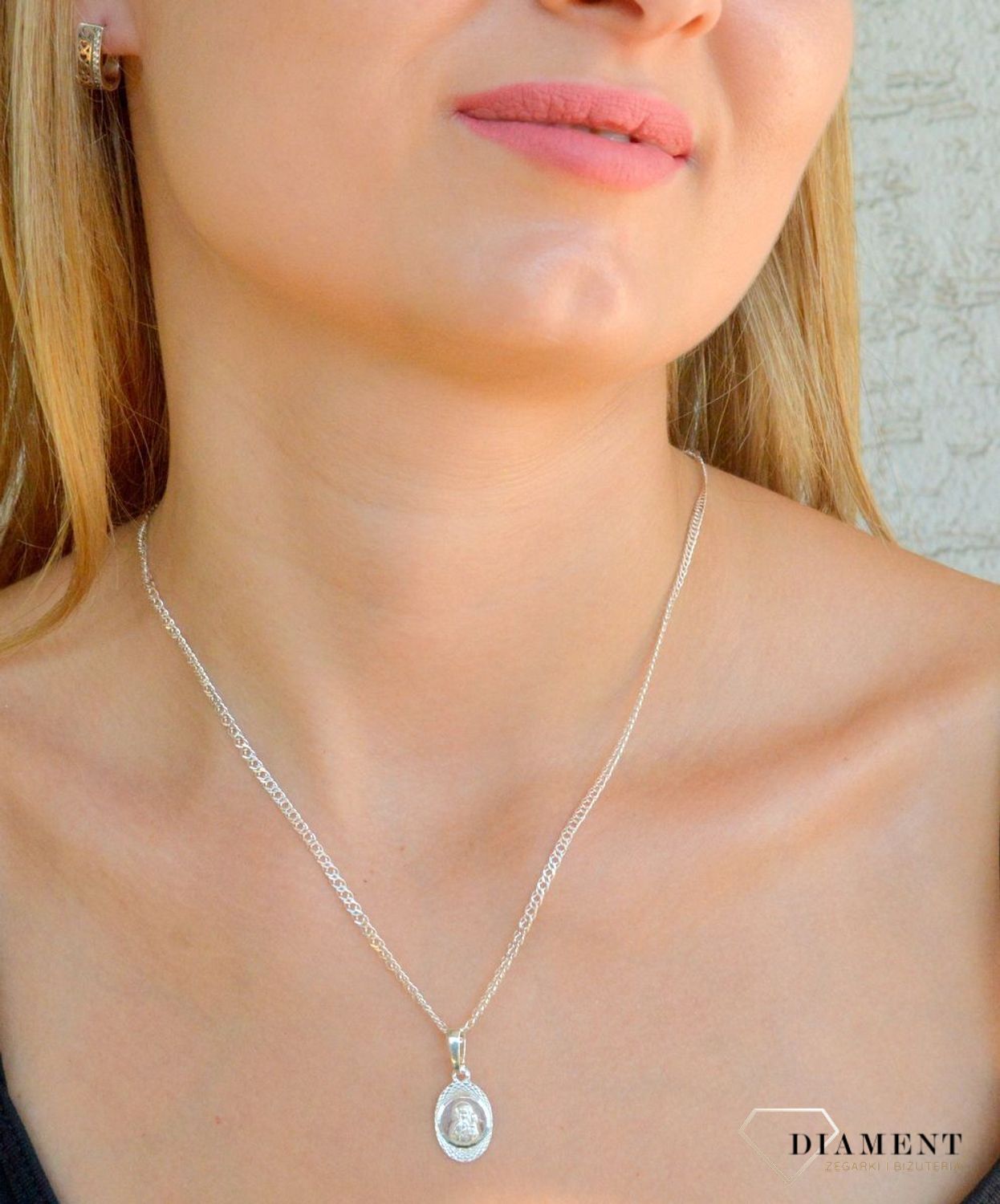 Srebrna zawieszka owalny medalik Matka Boska z dzieciątkiem DIA-ZAW-9638-925. Srebrny medalik. Medalik owalny z Matką Boską. Srebrny medalik damski, męski. Medalik idealny pomysł na prezent..jpg