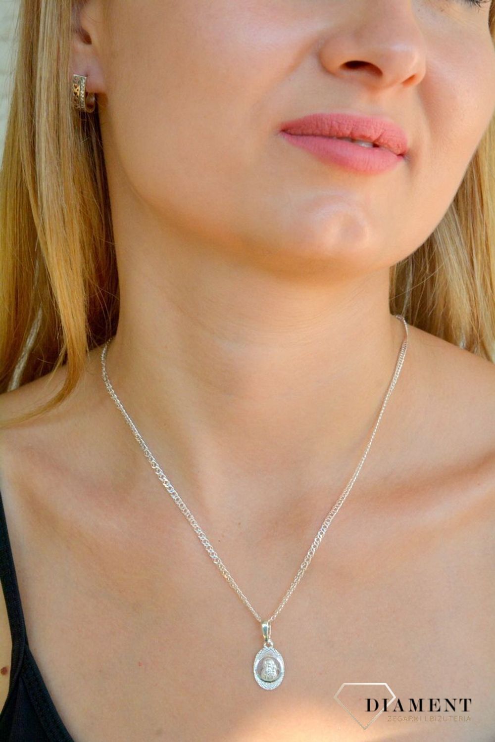 Srebrna zawieszka owalny medalik Matka Boska z dzieciątkiem DIA-ZAW-9638-925. Srebrny medalik. Medalik owalny z Matką Boską. Srebrny medalik damski, męski. Medalik idealny pomysł na prezent..jpg