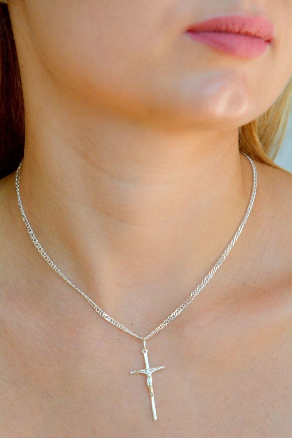 Srebrna zawieszka krzyżyk z wizerunkiem Jezusa DIA-ZAW-9639-925. Srebrna zawieszka. Srebrna zawieszka krzyżyk. Srebrny krzyż z Jezusem. Krzyżyk srebrny idealny na prezent..jpg