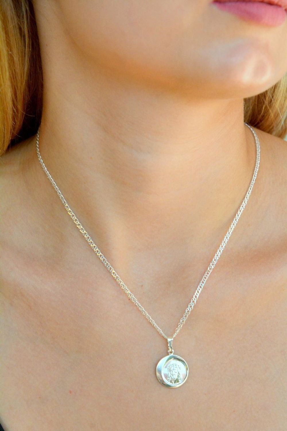 Srebrna zawieszka okrągły medalik Jezus Chrystus DIA-ZAW-9640-925. Srebrny medalik. Srebrna zawieszka dwustronna. Medalik święty szkaplerz. Srebrny medalik z Jezusem. Medalik idealny pomysł na prezent..jpg