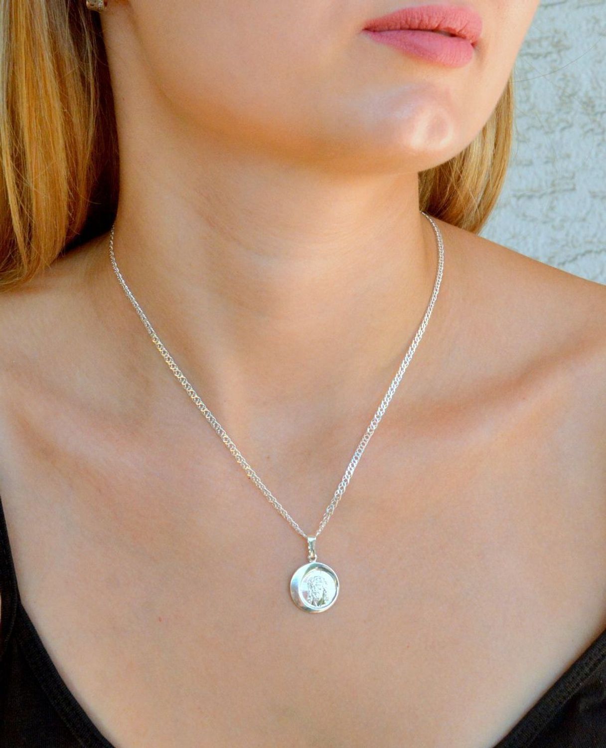 Srebrna zawieszka okrągły medalik Jezus Chrystus DIA-ZAW-9640-925. Srebrny medalik. Srebrna zawieszka dwustronna. Medalik święty szkaplerz. Srebrny medalik z Jezusem. Medalik idealny pomysł na prezent..jpg