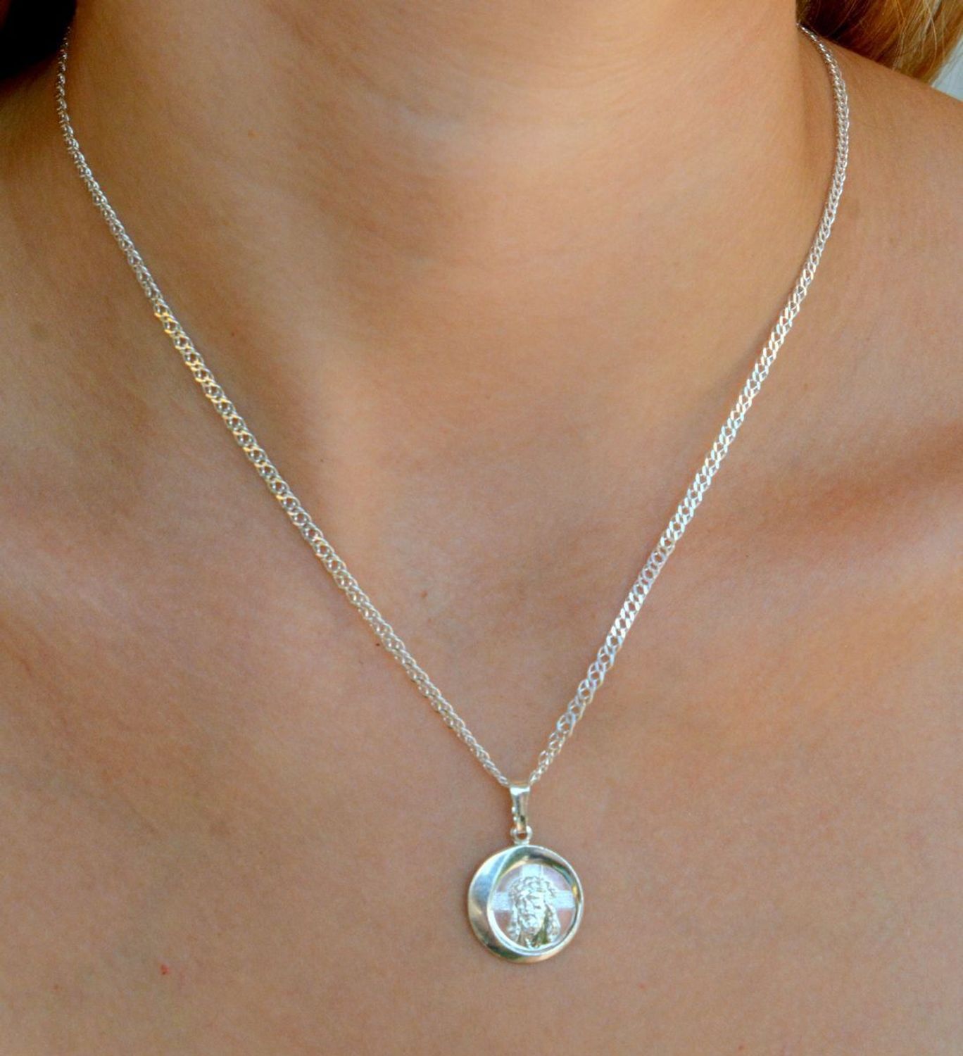 Srebrna zawieszka okrągły medalik Jezus Chrystus DIA-ZAW-9640-925. Srebrny medalik. Srebrna zawieszka dwustronna. Medalik święty szkaplerz. Srebrny medalik z Jezusem. Medalik idealny pomysł na prezent..jpg