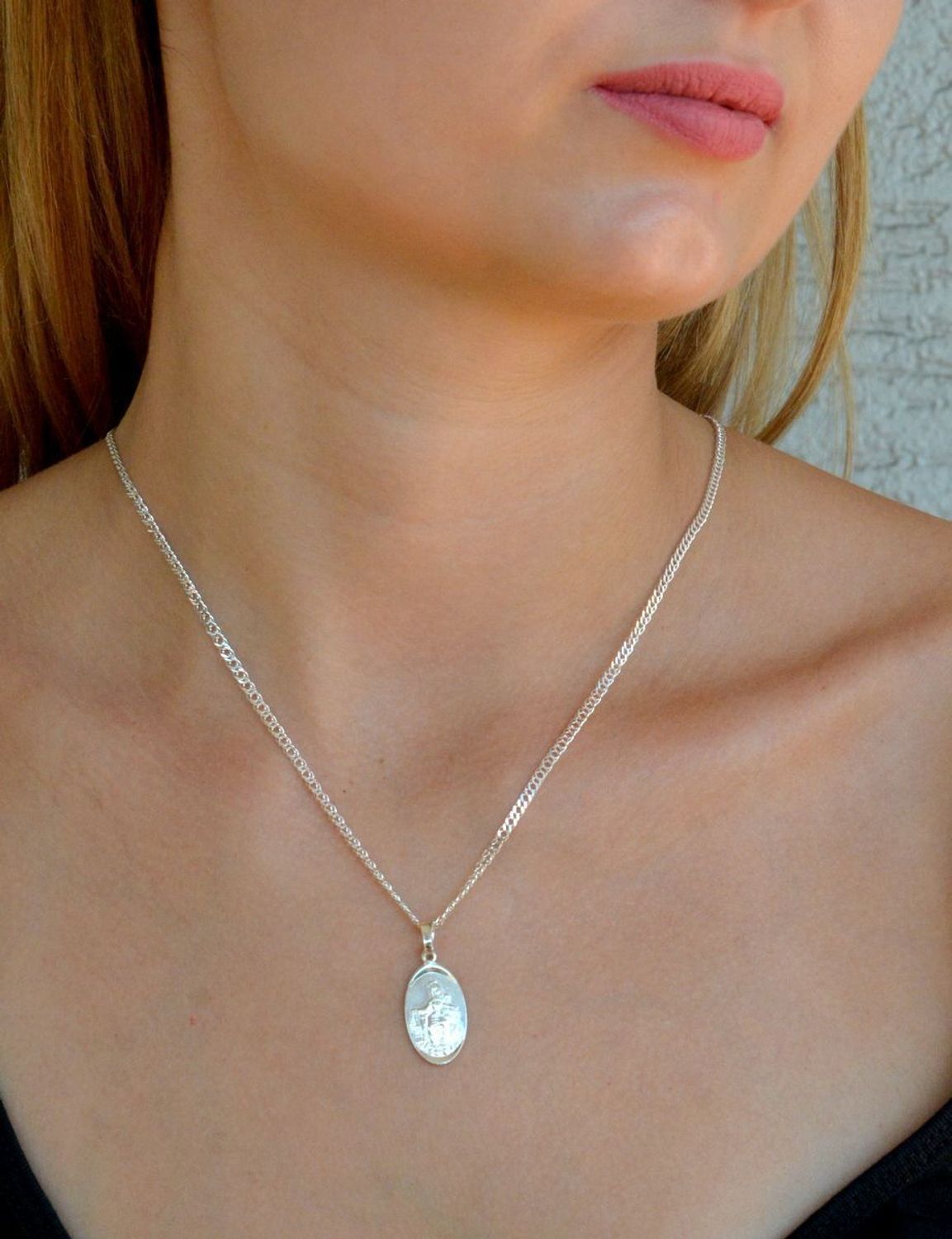 Srebrna zawieszka owalny medalik dwustronny Szkaplerz DIA-ZAW-9643-925. Srebrny medalik. Srebrna zawieszka dwustronna. Medalik święty szkaplerz. Srebrny medalik z Jezusem i Matką Boską. Medalik idealny pomysł na prezent (2).jpg