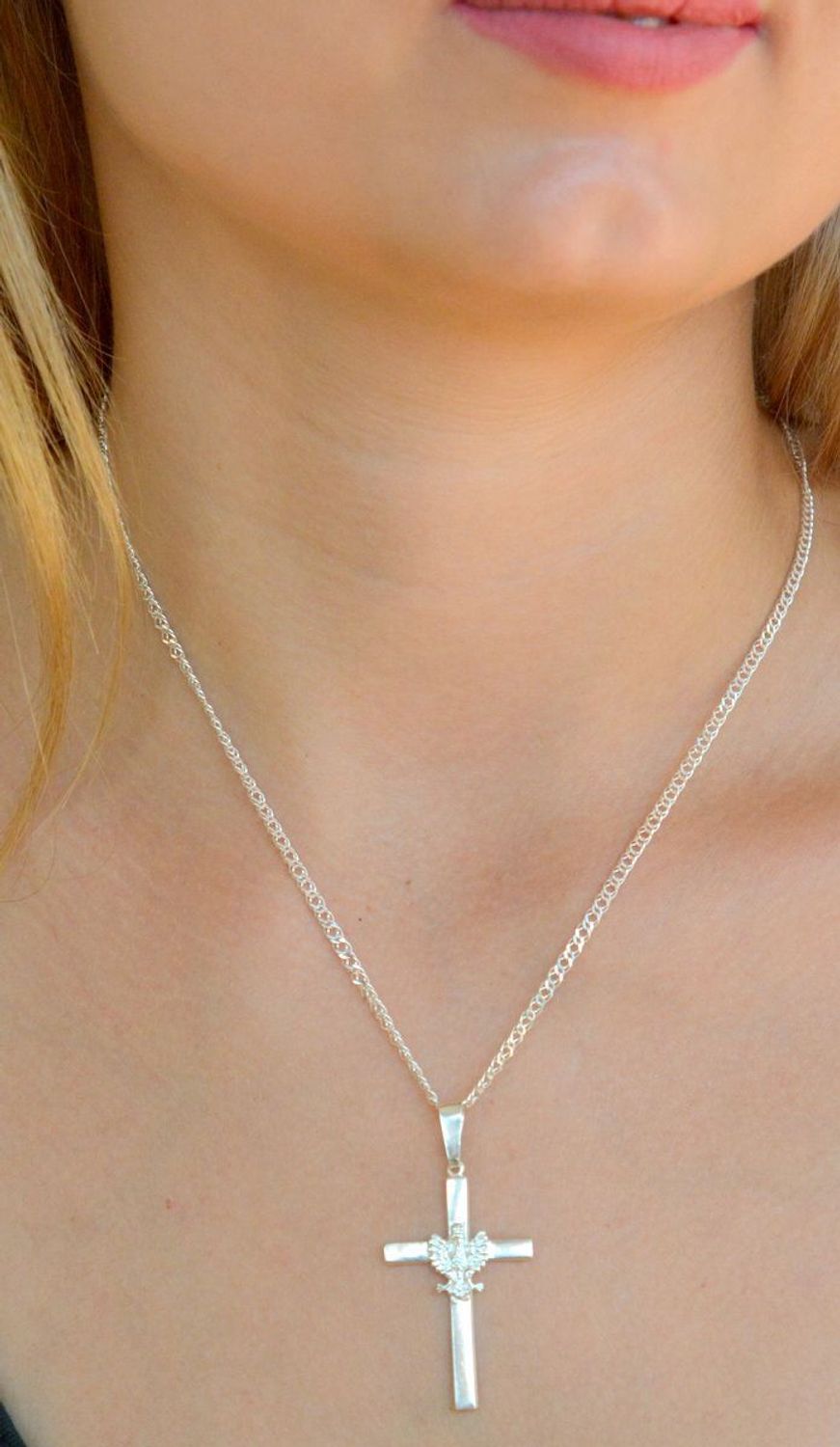 Srebrna zawieszka gładki krzyżyk z Orłem DIA-ZAW-9644-925. Srebrna zawieszka. Srebrna zawieszka krzyżyk. Srebrny krzyż z orłem. Krzyżyk srebrny idealny na prezent..jpg