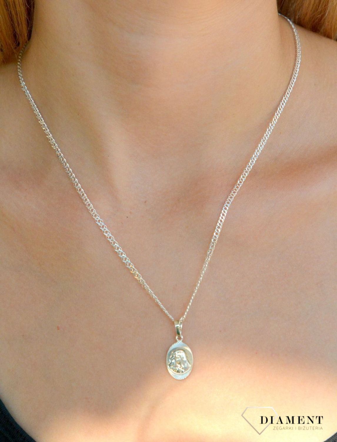 Srebrna zawieszka owalny medalik Maryja z dzieciątkiem DIA-ZAW-9645-925. Srebrny medalik. Medalik owalny z Maryją. Srebrny medalik damski, męski. Medalik idealny pomysł na prezent..jpg
