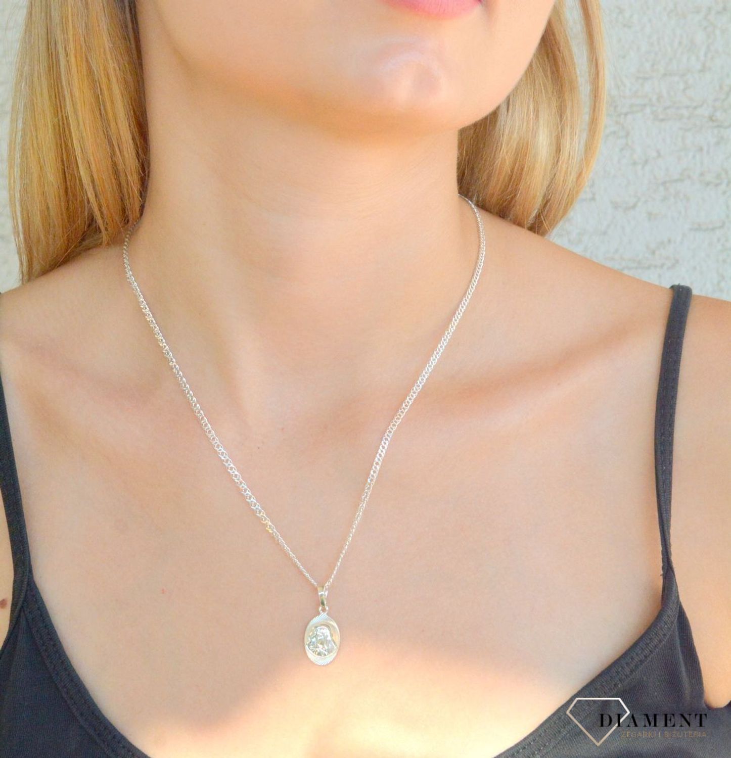 Srebrna zawieszka owalny medalik Maryja z dzieciątkiem DIA-ZAW-9645-925. Srebrny medalik. Medalik owalny z Maryją. Srebrny medalik damski, męski. Medalik idealny pomysł na prezent..jpg