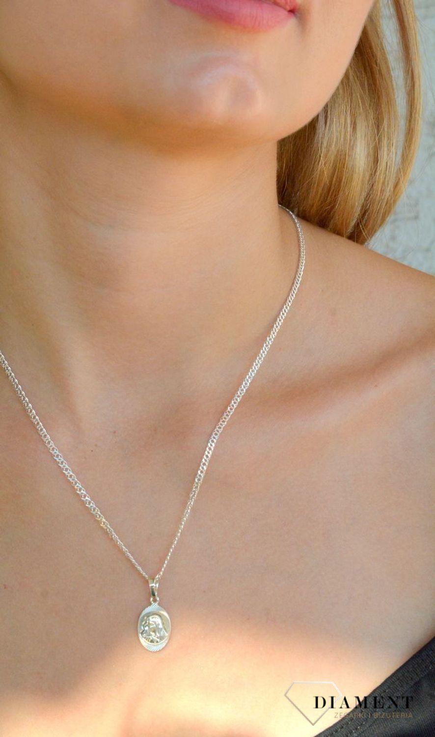 Srebrna zawieszka owalny medalik Maryja z dzieciątkiem DIA-ZAW-9645-925. Srebrny medalik. Medalik owalny z Maryją. Srebrny medalik damski, męski. Medalik idealny pomysł na prezent..jpg