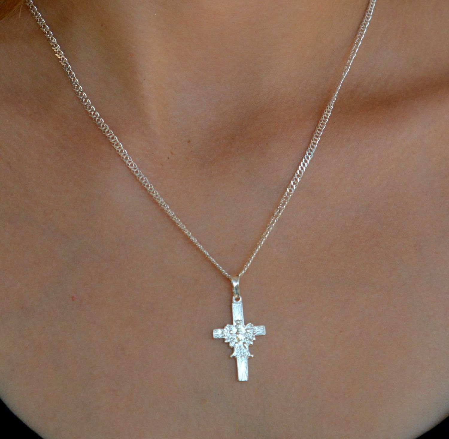 Srebrna zawieszka krzyżyk z Godłem Polski DIA-ZAW-9646-925. Srebrna zawieszka. Srebrna zawieszka krzyżyk. Srebrny krzyżyk z godłem Polski. Krzyżyk srebrny idealny na prezent..jpg