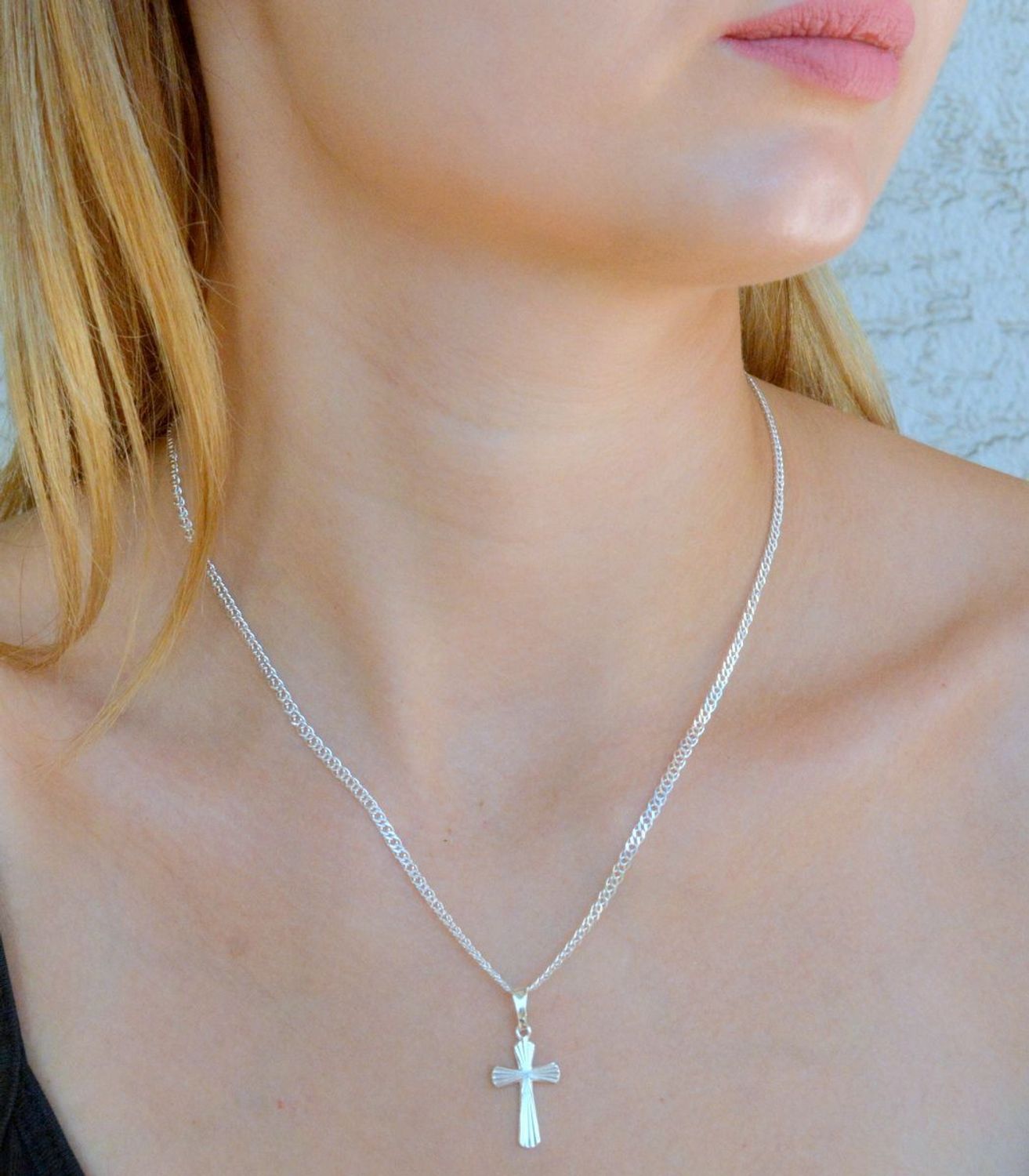 Srebrna zawieszka grawerowany krzyżyk DIA-ZAW-9647-925. Srebrna zawieszka. Srebrna zawieszka krzyżyk. Srebrny krzyż ozdobnie grawerowany. Krzyżyk srebrny idealny na prezent..jpg