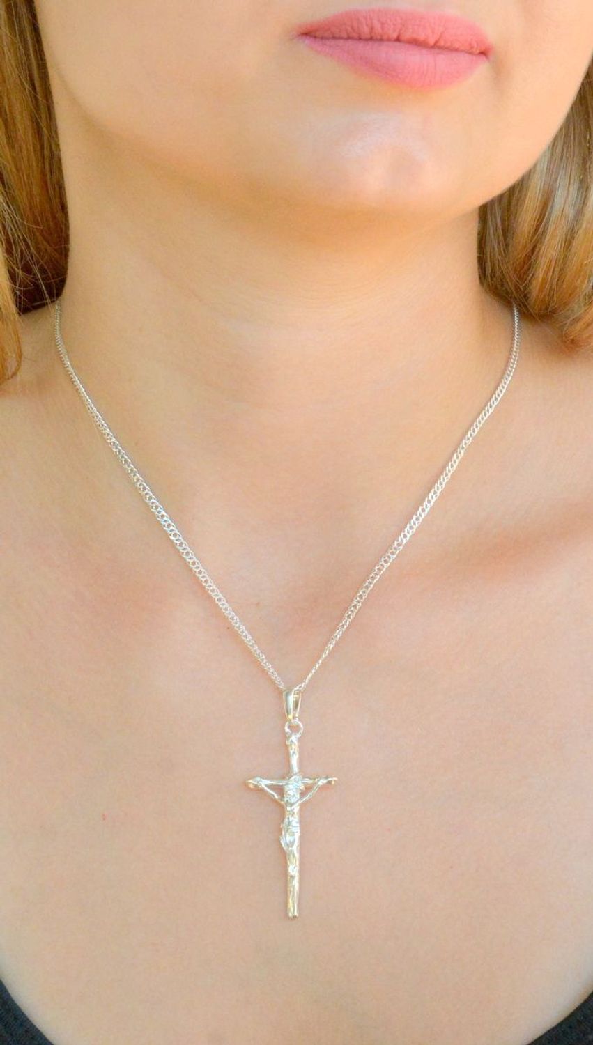 Srebrna zawieszka krzyżyk z wizerunkiem Jezusa DIA-ZAW-9648-925. Srebrna zawieszka. Srebrna zawieszka krzyżyk. Srebrny krzyż z wizerunkiem Jezusa. Krzyżyk srebrny idealny na prezent..jpg