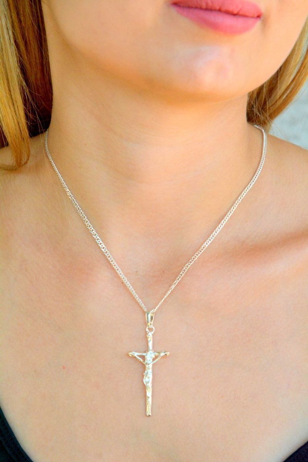 Srebrna zawieszka krzyżyk z wizerunkiem Jezusa DIA-ZAW-9648-925. Srebrna zawieszka. Srebrna zawieszka krzyżyk. Srebrny krzyż z wizerunkiem Jezusa. Krzyżyk srebrny idealny na prezent..jpg