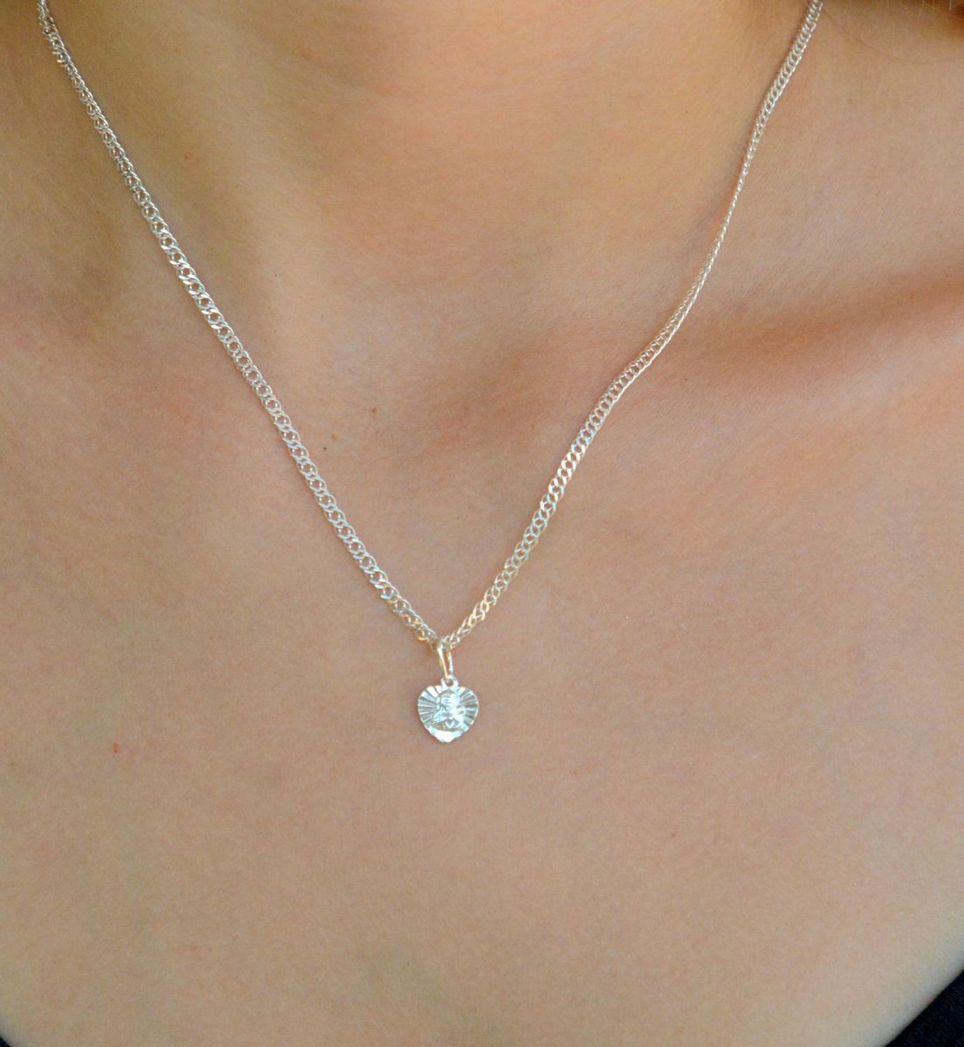 Srebrna zawieszka medalik Matka Boska z dzieciątkiem w serduszku DIA-ZAW-9649-925. Srebrny medalik. Medalik z Matką Boską. Srebrny medalik damski, męski. Medalik idealny pomysł na prezent. Medalik srebrny w kształcie serduszka.jpg