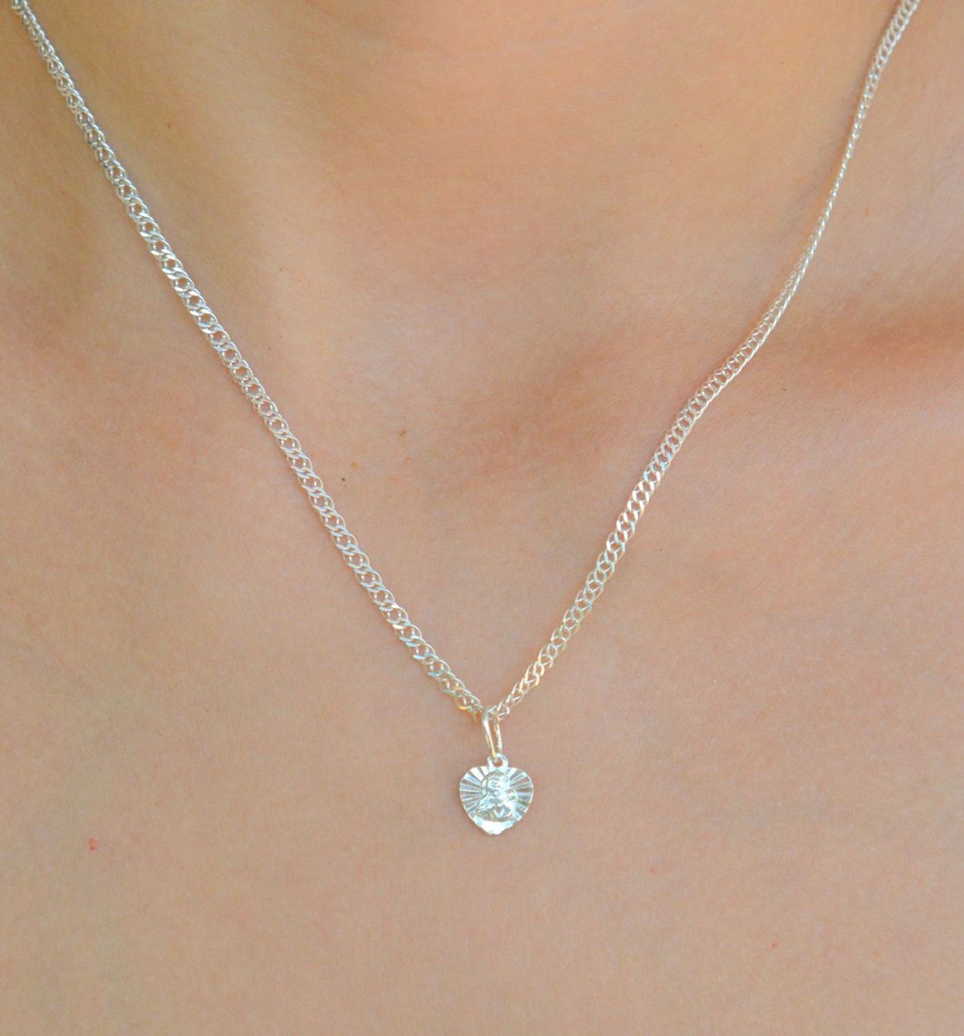 Srebrna zawieszka medalik Matka Boska z dzieciątkiem w serduszku DIA-ZAW-9649-925. Srebrny medalik. Medalik z Matką Boską. Srebrny medalik damski, męski. Medalik idealny pomysł na prezent. Medalik srebrny w kształcie serduszka.jpg