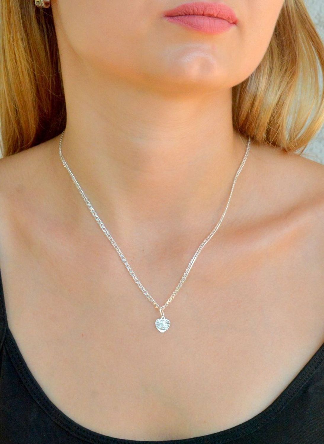 Srebrna zawieszka medalik Matka Boska z dzieciątkiem w serduszku DIA-ZAW-9649-925. Srebrny medalik. Medalik z Matką Boską. Srebrny medalik damski, męski. Medalik idealny pomysł na prezent. Medalik srebrny w kształcie serduszka.jpg