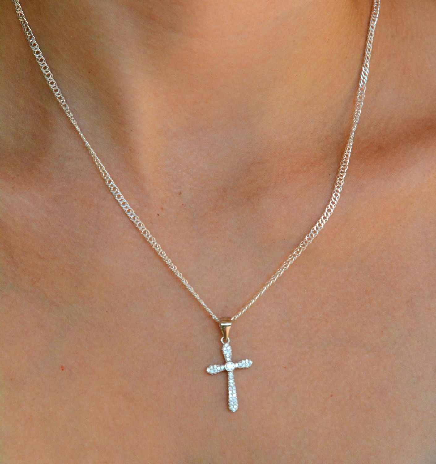 Srebrna zawieszka damska krzyżyk z cyrkoniami DIA-ZAW-9650-925. Srebrna zawieszka damska. Srebrna zawieszka krzyżyk. Srebrny krzyżyk z cyrkoniami. Krzyżyk srebrny idealny na prezent..jpg