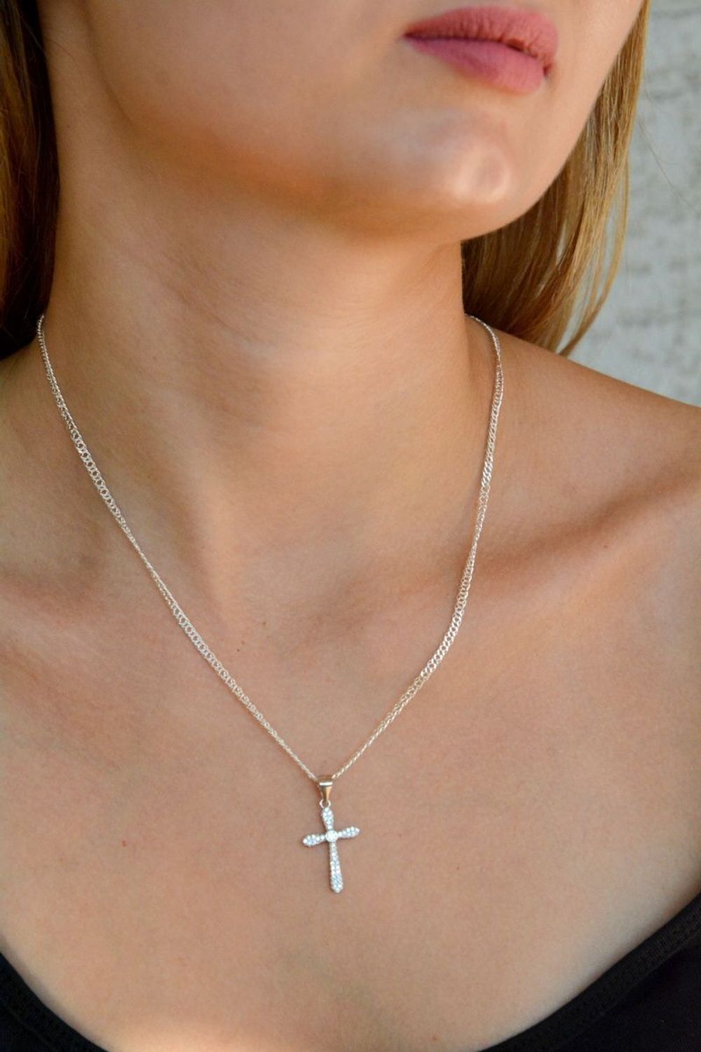 Srebrna zawieszka damska krzyżyk z cyrkoniami DIA-ZAW-9650-925. Srebrna zawieszka damska. Srebrna zawieszka krzyżyk. Srebrny krzyżyk z cyrkoniami. Krzyżyk srebrny idealny na prezent..jpg