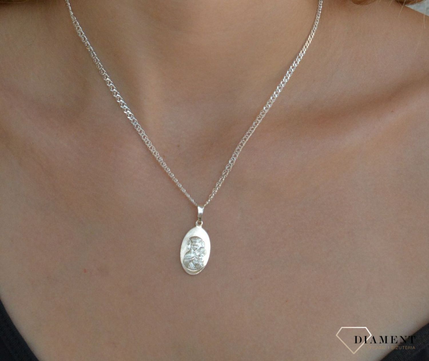 Srebrna zawieszka owalny medalik dwustronny Szkaplerz DIA-ZAW-9651-925. Srebrny medalik. Srebrna zawieszka dwustronna. Medalik święty szkaplerz. Srebrny medalik z Jezusem i Matką Boską. Medalik idealny pomysł na prezent (1).jpg