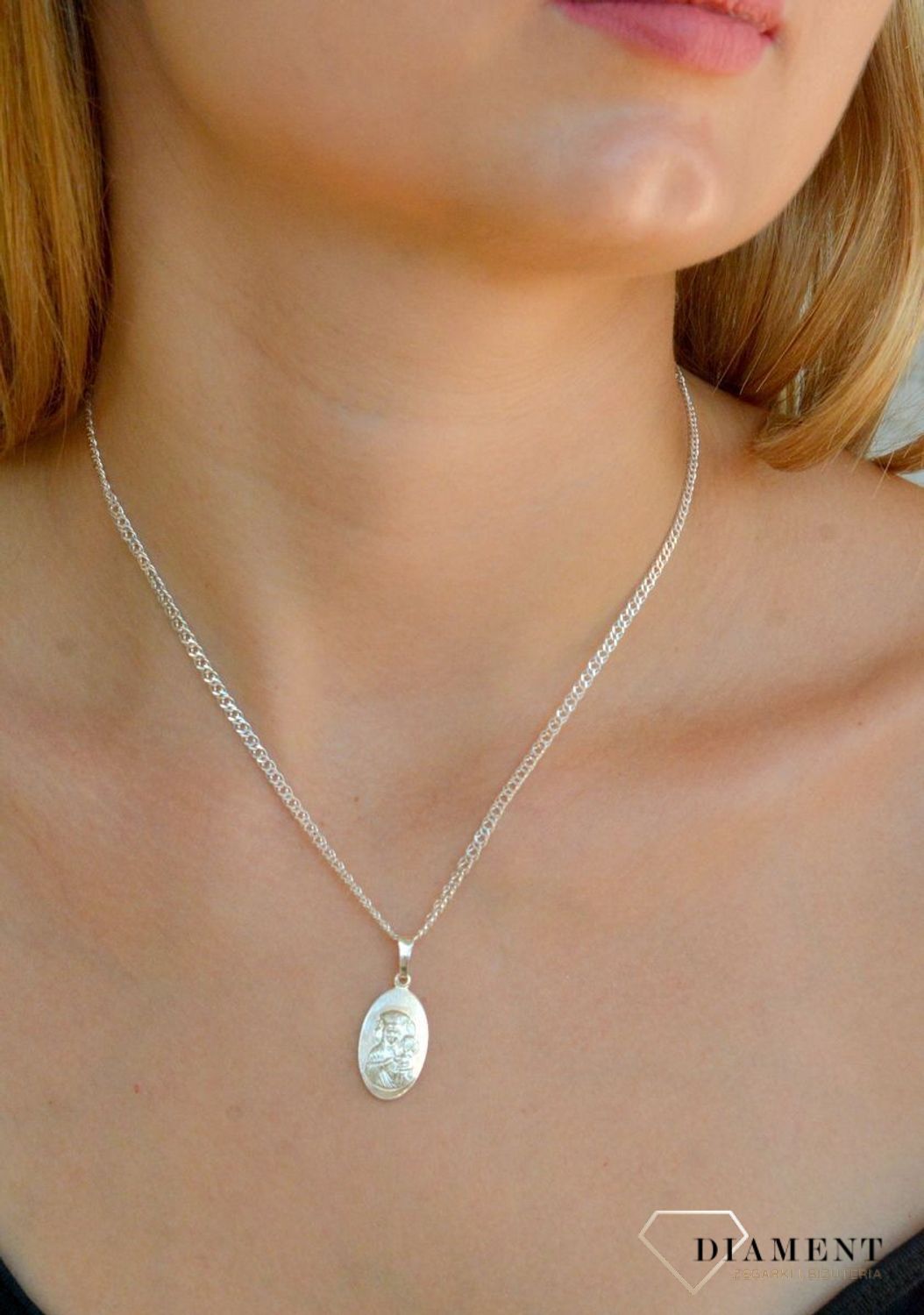 Srebrna zawieszka owalny medalik dwustronny Szkaplerz DIA-ZAW-9651-925. Srebrny medalik. Srebrna zawieszka dwustronna. Medalik święty szkaplerz. Srebrny medalik z Jezusem i Matką Boską. Medalik idealny pomysł na prezent (1).jpg