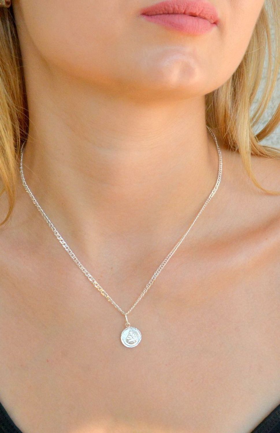 Srebrna zawieszka okrągły medalik dwustronny Szkaplerz DIA-ZAW-9652-925. Srebrny medalik. Srebrna zawieszka dwustronna. Medalik święty szkaplerz. Srebrny medalik z Jezusem i Matką Boską. Medalik idealny pomysł na prezent (1).jpg