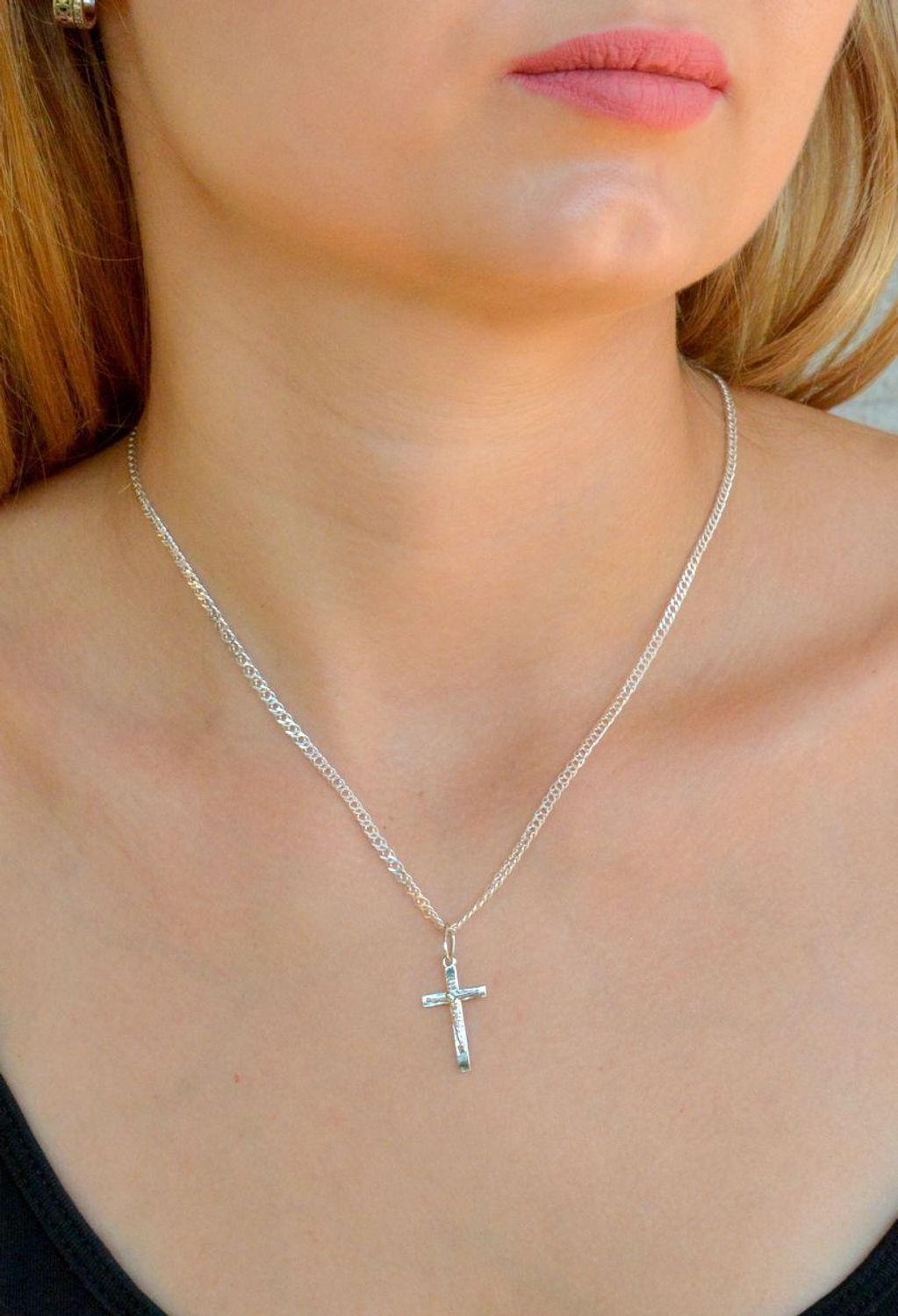 Srebrna zawieszka krzyżyk gładki z wizerunkiem Jezusa DIA-ZAW-9683-925. Srebrna zawieszka. Srebrna zawieszka krzyżyk. Srebrny krzyż z Jezusem. Krzyżyk srebrny idealny na prezent..jpg