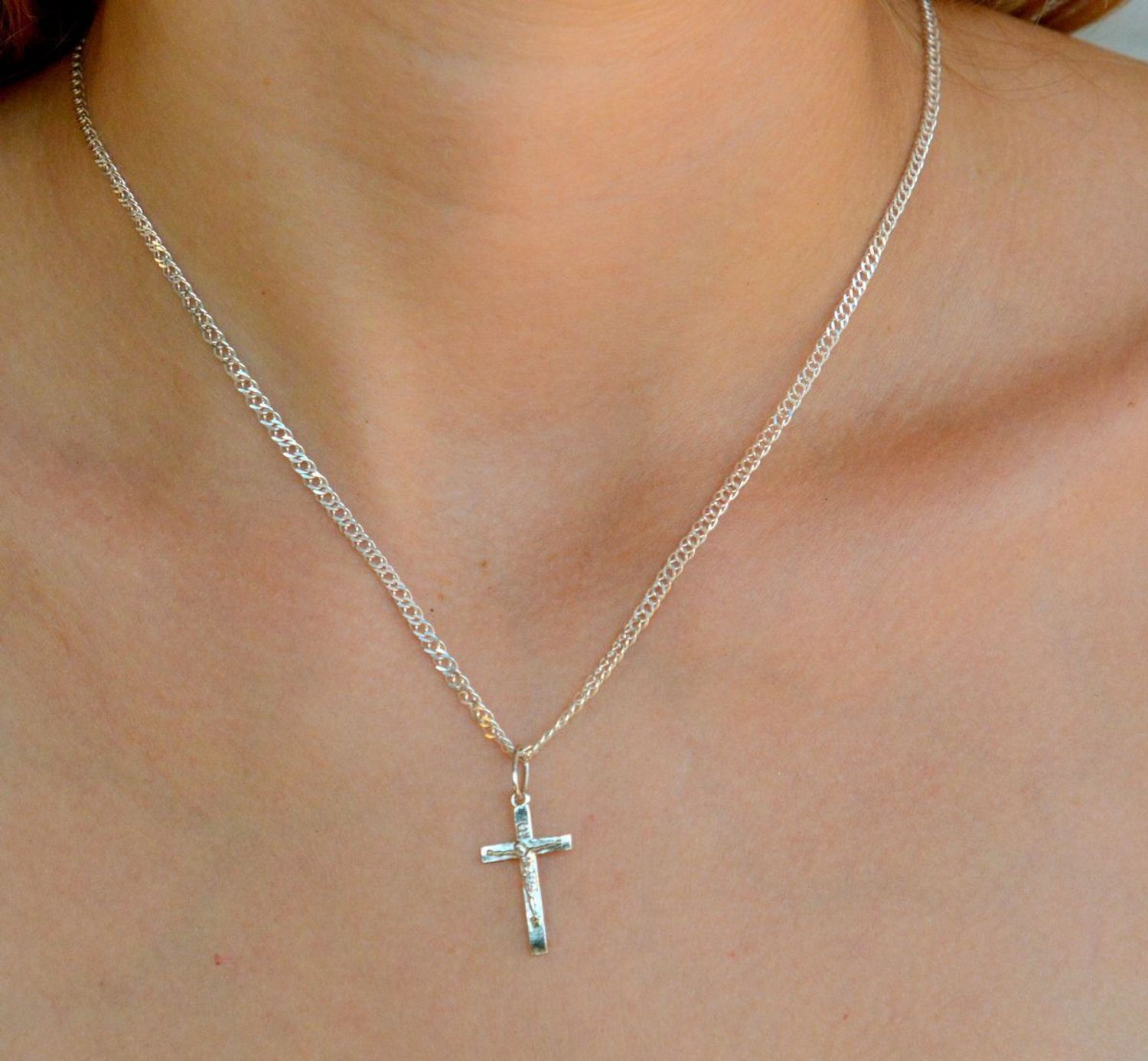 Srebrna zawieszka krzyżyk gładki z wizerunkiem Jezusa DIA-ZAW-9683-925. Srebrna zawieszka. Srebrna zawieszka krzyżyk. Srebrny krzyż z Jezusem. Krzyżyk srebrny idealny na prezent..jpg