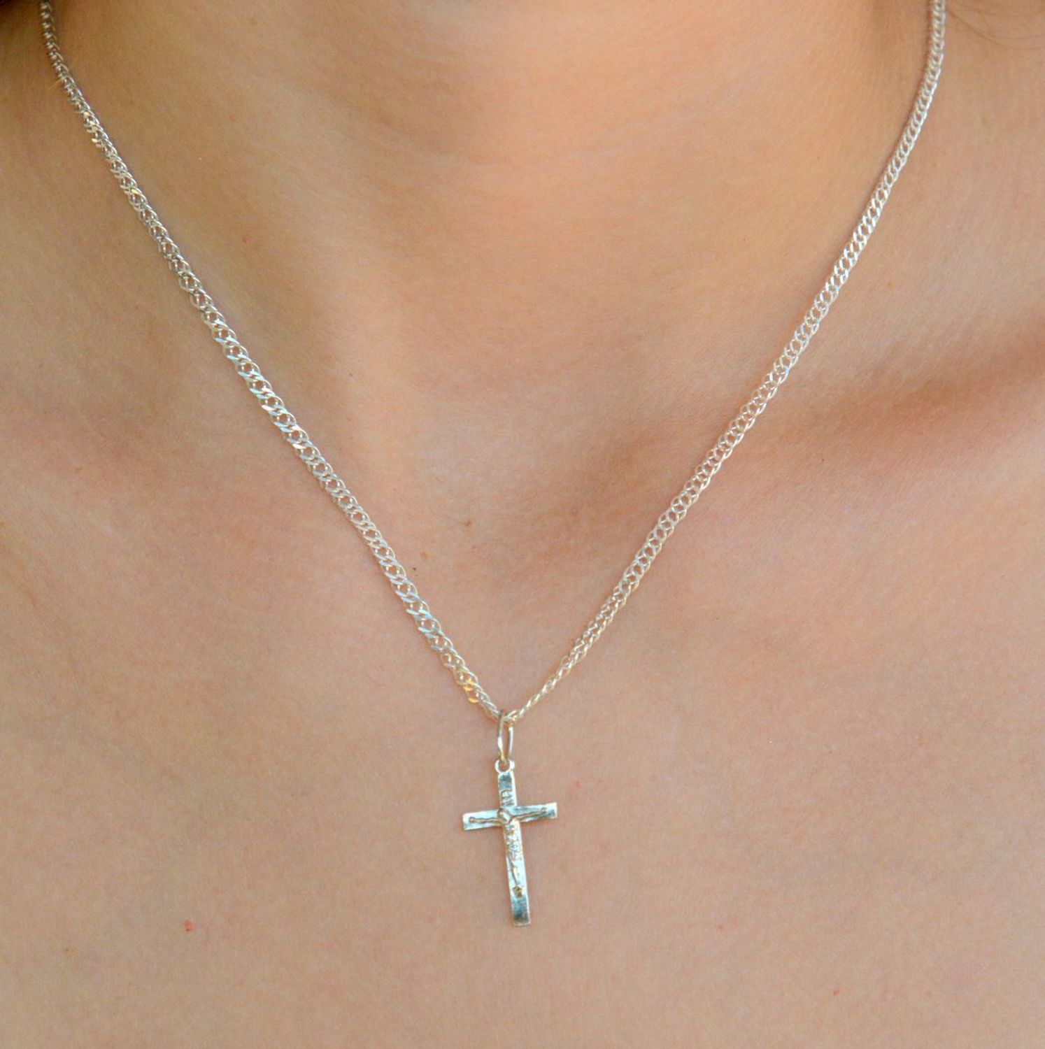 Srebrna zawieszka krzyżyk gładki z wizerunkiem Jezusa DIA-ZAW-9683-925. Srebrna zawieszka. Srebrna zawieszka krzyżyk. Srebrny krzyż z Jezusem. Krzyżyk srebrny idealny na prezent..jpg