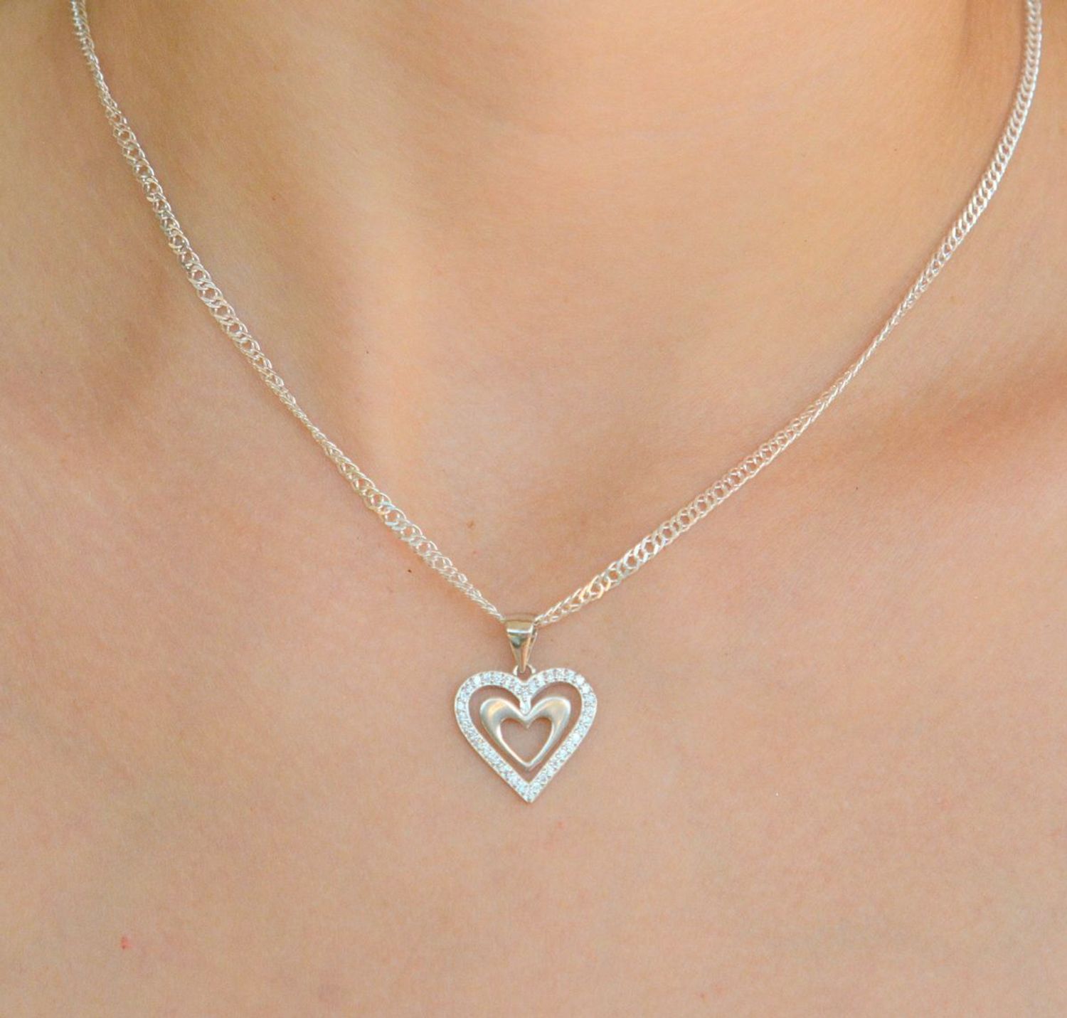 Srebrna zawieszka damska serduszko z cyrkoniami DIA-ZAW-9684-925. Srebrna zawieszka damska. Srebrna zawieszka w kształcie serca. Srebrna zawieszka idealna na prezent dla kobiety Zawieszka srebrna ozdobiona cyrkoniami..jpg