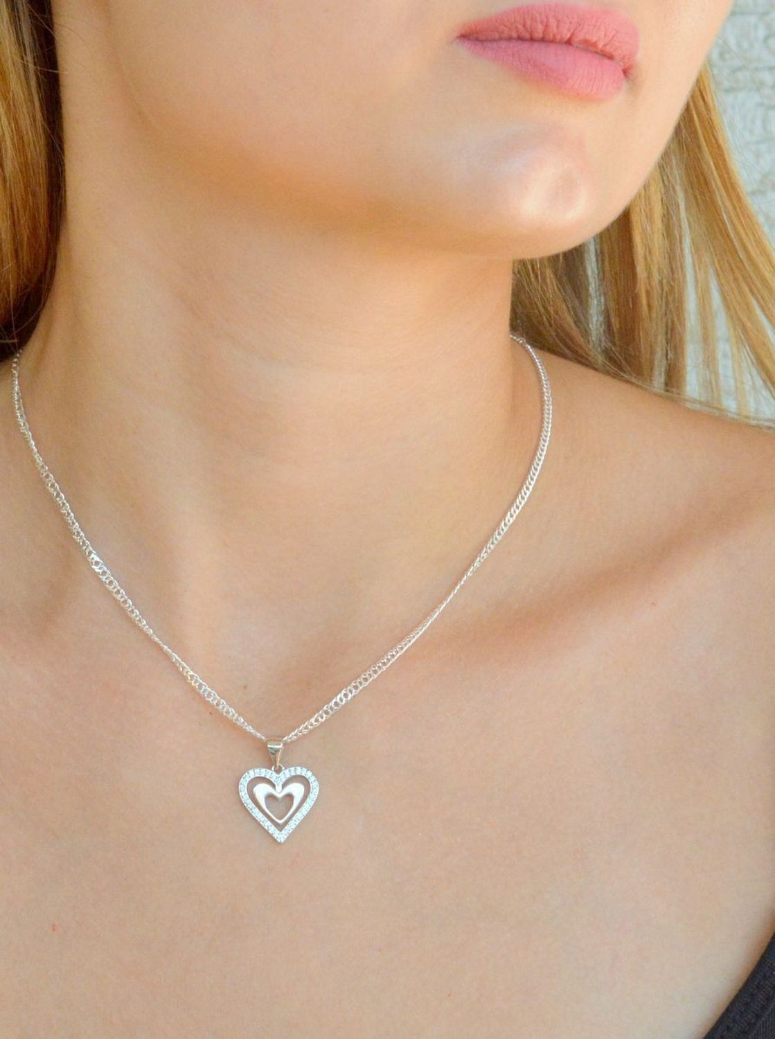 Srebrna zawieszka damska serduszko z cyrkoniami DIA-ZAW-9684-925. Srebrna zawieszka damska. Srebrna zawieszka w kształcie serca. Srebrna zawieszka idealna na prezent dla kobiety Zawieszka srebrna ozdobiona cyrkoniami..jpg